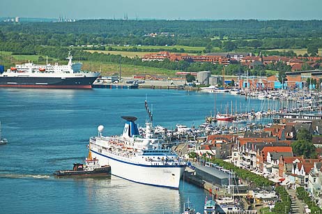 Mit Schlepper-Hilfe machte die »Princess Danae« am Ostpreußenkai fest. Foto: KARL ERHARD VÖGELE 
