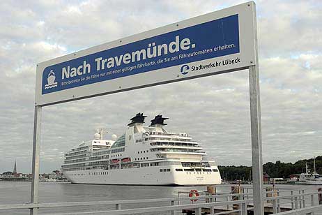 Die »SEABOURN SOJOURN« hat gerade den Fähranleger der Norderfähre passiert. Foto: KARL ERHARD VÖGELE 
