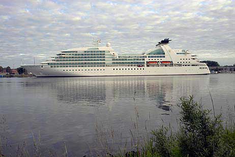 Die »SEABOURN SOJOURN« hat am Skandinavienkai festgemacht. Foto: KARL ERHARD VÖGELE 