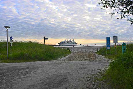 Blick vom Priwall. Der Kreuzfahrer »LE DIAMANT« passiert die Nordermole als zweites Schiff. Foto: KARL ERHARD VÖGELE 