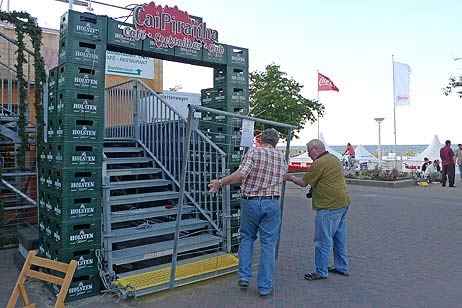 Die Schwimmbäder ließen mit Unterstützung aus der Bevölkerung den Zaun vor der Cai Pirinha Bar wieder entfernen. Fotos: KARL ERHARD VÖGELE 