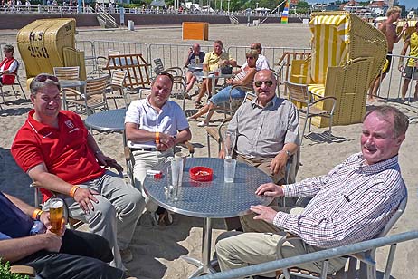 Vor Ort: TSV-Chef Markus Hellwich, Kurdirektor Uwe Kirchhoff, Stadtpräsident Peter Sünnenwold und TSV-Schatzmeister Klaus Petersen. Foto: KARL ERHARD VÖGELE
