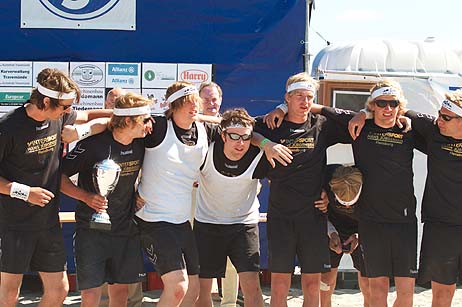 Der Spaßpokal bleibt in Schleswig-Holstein. Foto: KARL ERHARD VÖGELE