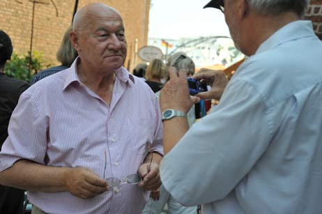 Peter Sünnenwold im Interview mit Harald Denkmann nach der Eröffnung. Foto: TA