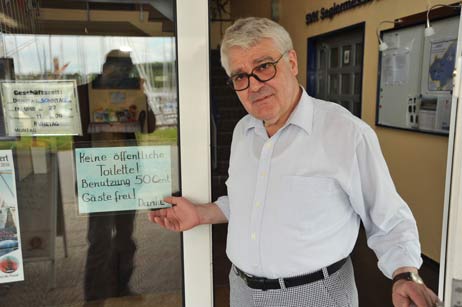 Am 1. August 2010 kommt das Schild ab: Gastronom Gerd Schill macht mit beim Projekt »Nette Toilette«. Foto: TA