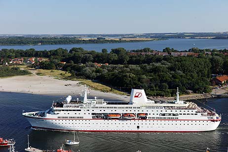  »Leinen los«: Die MS Deutschland hat Travemünde wieder verlassen. Alle Fotos: KARL ERHARD VÖGELE 