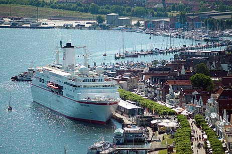 Travemünde Aktuell: MS Deutschland verabschiedet sich zünftig von Travemünde