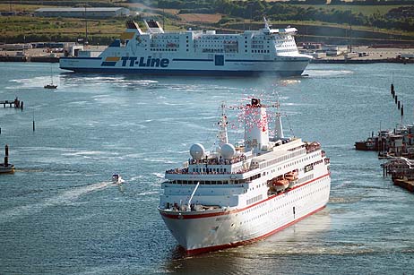 Travemünde Aktuell: MS Deutschland verabschiedet sich zünftig von Travemünde