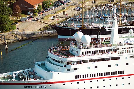 Travemünde Aktuell: MS Deutschland verabschiedet sich zünftig von Travemünde