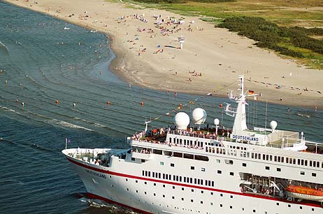 Travemünde Aktuell: MS Deutschland verabschiedet sich zünftig von Travemünde