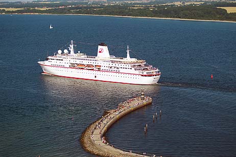 Travemünde Aktuell: MS Deutschland verabschiedet sich zünftig von Travemünde