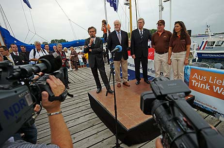 Abgestimmt aufs Fernsehprogramm gab Lübecks Bürgermeister Bernd Saxe sein Kommando »Heißt Flagge!«. Alle Fotos: KARL ERHARD VÖGELE