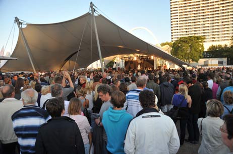 Zweitausend Fans warteten in Travemünde auf Jürgen Drews. Foto: TA 