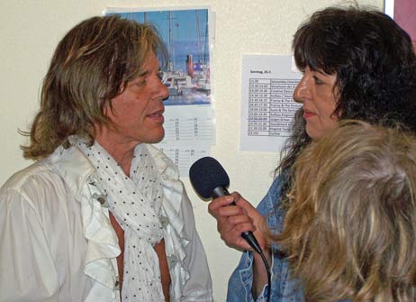 Jürgen Drews gab nach dem Konzert Ulla Oefelein und Kerstin Koschmieder von »Radio Travemünde« ein Interview. Foto: RENÉ KLEINSCHMIDT 