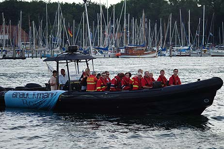 Travemünde Aktuell: Travemündes DLRG Wachmannschaft mit 1000 PS auf der Ostsee unterwegs