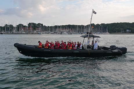 Travemünde Aktuell: Travemündes DLRG Wachmannschaft mit 1000 PS auf der Ostsee unterwegs