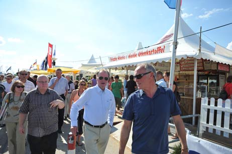 Jetzt gehen die Lichter wieder: Veranstalter Uwe Bergmann (rechts) hatte sich am Dienstag anlässlich einer Begehung mit dem Travemünder-Woche-Ausschuss beklagt, dass die Lampen auf der Travepromenade nicht leuchten. Foto: TA 