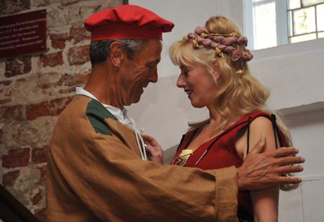 Wo hat die schöne Späherin (Anja Es) nur die geheimen Dokumente versteckt? Der Vogt (Klaus Eversberg) hat alles Wesentliche im Blick. Foto: TA