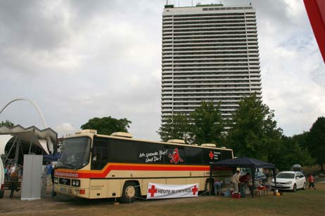 Der Blutspendebus im Brügmanngarten. Foto: MM