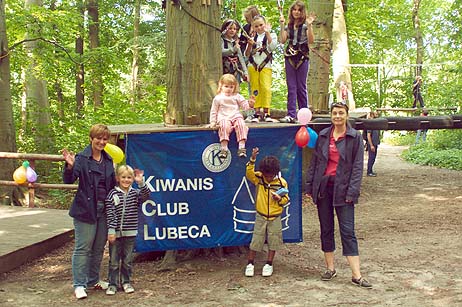 Beate Warnicke (links) vom Lübecker Kiwanis-Club begrüßte die Kinder und gestand: »Ich hab fürchterliche Angst auf Bäume zu klettern«. So beobachtete sie den Kletterspaß vom Boden aus. Alle Fotos: KARL ERHARD VÖGELE