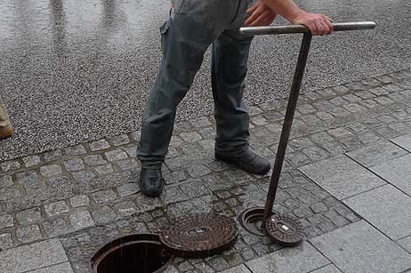 Unter Applaus der Passanten stoppte der Notdienst der Stadt die zusätzlichen Wassermassen. Natürlichen Regen gab es am Samstag ja schon genug. Foto: KARL ERHARD VÖGELE 