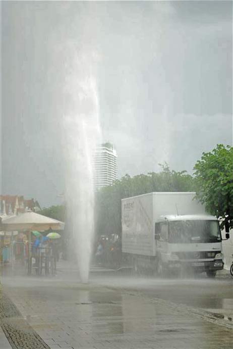Rund 20 Minuten gab es in der Vorderreihe den größten Springbrunnen an der Küste. Foto: FILIPE BRAZ 