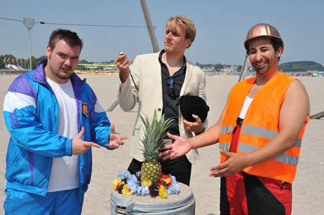 Lassen die Ananas platzen: Klaus Thaler, Kai Pirinha und Bruce Thaar von der Band »Ma Ma Lauta«. Foto: TA