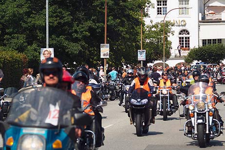 Schon im Vorjahr säumte das Publikum die Straßen bei der Einfahrt der Harley-Fahrer 2009 in Travemünde. Foto: KARL ERHARD VÖGELE