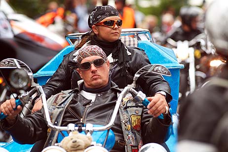 Hunderte Biker strömten mit ihren Maschinen in den Brügmanngarten. Foto: KARL ERHARD VÖGELE 