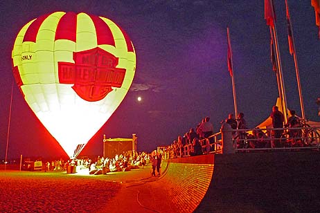 Ein Hingucker: Der Heißluftballon am Strand. Alle Fotos: KARL ERHARD VÖGELE