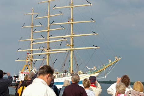 Windjammer-Fans begrüßen die MIR an der Nordermole. Foto: ARCHIV TA
