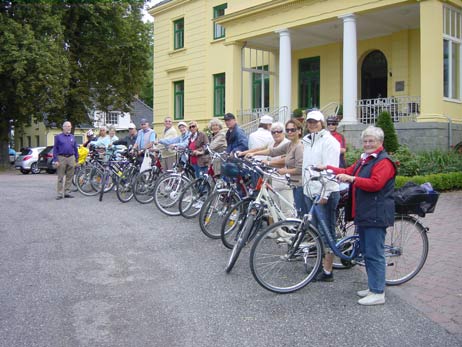 Eine Fahrradgruppe der 1. Baltic-Bike besuchte das Gutshaus Harkensee. Foto: ARCHIV TA/WM 