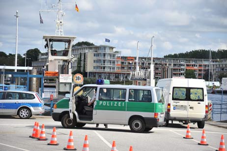 Polizeieinsatz an der Priwallfähre. Foto: TA 