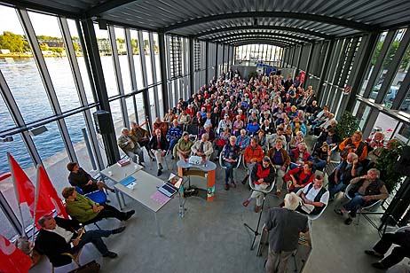 Hunderte Travemünder verfolgten die Vorträge im Kreuzfahrt-Terminal. Foto: KARL ERHARD VÖGELE 