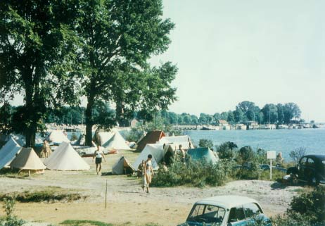 Ein Blick vom Gelände des Kanusportvereins im Jahre 1958. Auch damals war der Weg am Wasser öffentlich zugänglich. Ansonsten hat sich viel geändert auf dem Priwall seitdem. Foto: PRIVAT