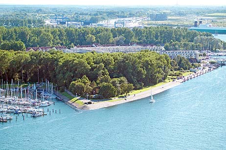 Von links kann man wie gewohnt bis zur Spitze des Dreiecks gehen, rechts wird die Promenade für das Hotel ein stückweit gesperrt. Foto: KARL ERHARD VÖGELE