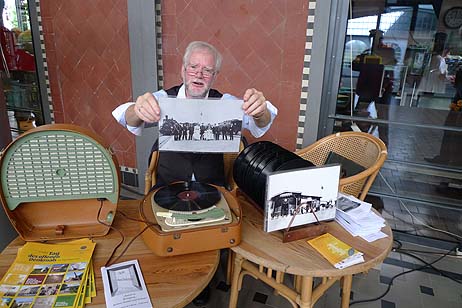 Wolf Rüdiger Ohlhoff hatte Bahn-Lieder und historische Fotos von Zügen und dem Strandbahnhof dabei. Alle Fotos: KARL ERHARD VÖGELE 