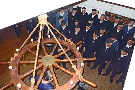 Durch die geöffneten Deckenluken klang das Konzert des Passat Chors weit über das Schiff. So konnten die Gäste, die wegen dem Ausfall der Norderfähre den Umweg über die PKW-Fähre nehmen mussten und daher unfreiwillig etwas später eintrafen, sofort zur Luke II gehen. Foto: KARL ERHARD VÖGELE