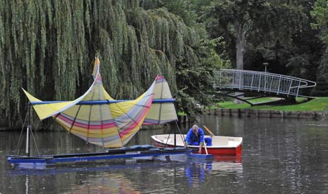 Die »Poseidon« zog das Kunstwerk nach einem Sommer auf dem See wieder an Land. Foto: TA