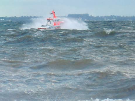 Nur was für Seefeste: Die »Hans Ingwersen« kämpft sich durch die aufgewühlte Ostsee. Fotos: PATRICK MORGENROTH