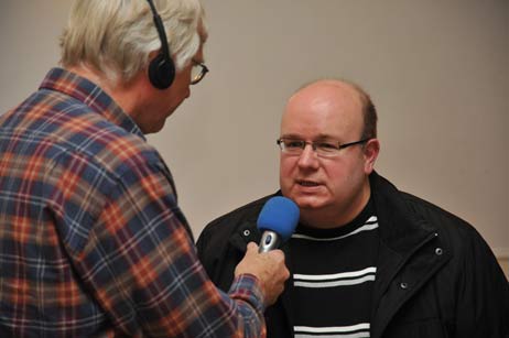 Nach der Sitzung: Thomas Schapke (BfL) im Interview mit Radio Travemünde. Foto: TA
