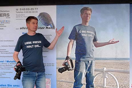 »Der ratlose Reporter«, weiß nicht mehr, was er schreiben darf und was nicht. Aber Lesen wird möglicherweise noch erlaubt sein in Lübeck. Foto: KARL ERHARD VÖGELE