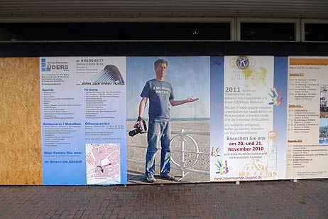 Die Plakat-Wand am Aqua-Top wurde heute erweitert. Wie lange sie noch besteht, ist ungewiss. Foto: KARL ERHARD VÖGELE
