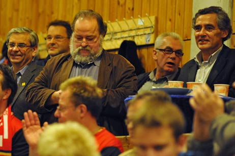 Politik im Publikum: Der Lübecker Landtagsabgeordnete Wolfgang Baasch (SPD) und Bürgermeister Bernd Saxe. Foto: TA 