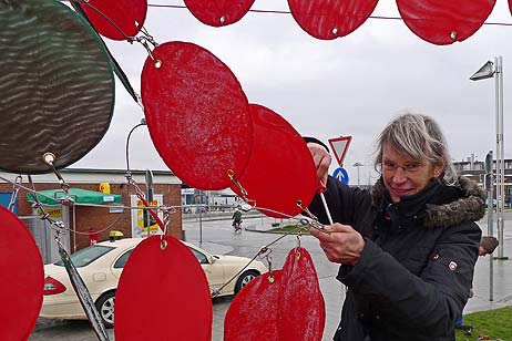 Jetzt war Gisela Meyer-Hahn wieder da, baute die Windbake auf. Fotos: KARL ERHARD VÖGELE