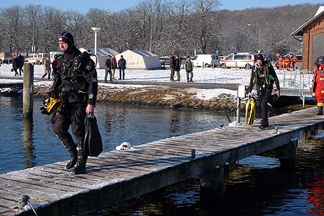 Auch Taucher waren im Einsatz. Fotos: KARL ERHARD VÖGELE