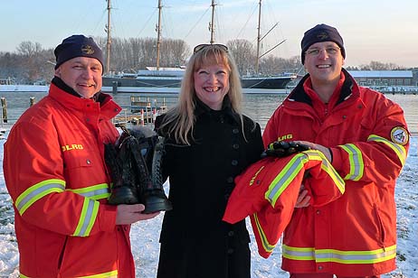 Antje Peters-Hirt von der Gemeinnützigen überbrachte eine Ausrüstungs-Spende an Frank Hertlein, 1. Vorsitzender der DLRG Lübeck (links) und Henning Otto, stellvertretender Vorsitzender der DLRG Lübeck (rechts). Fotos: KARL ERHARD VÖGELE