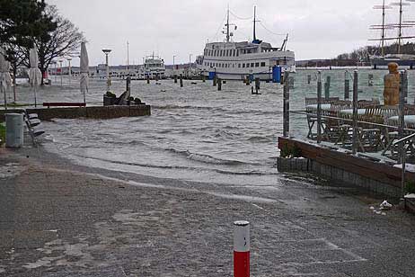 Travemünde Aktuell: Montag 15 Uhr: Hochwasserpegel Travemünde 619 cm