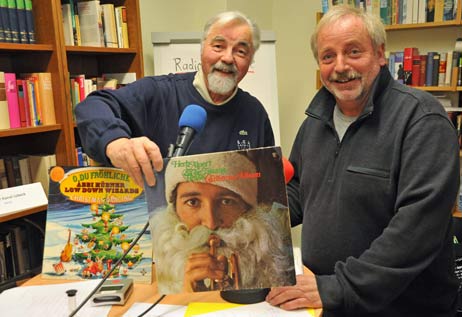 Dr. med. Manfred Kunze (links), vielen noch bekannt vom Travemünder Hafenstammtisch, sorgte als Studio-Gast für jazzige Weihnachtsmusik. Unterstützt wurde er dabei von Rolf »Pollimusik« Fechner (rechts), sonst bei Radio Travemünde für rockige Töne zuständig. Foto: TA