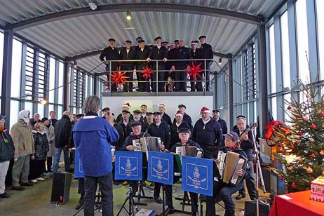 Ein Höhepunkt der Küstenwiehnacht: Der Travemünder Passat-Chor am Sonntagnachmittag. Foto: KARL ERHARD VÖGELE